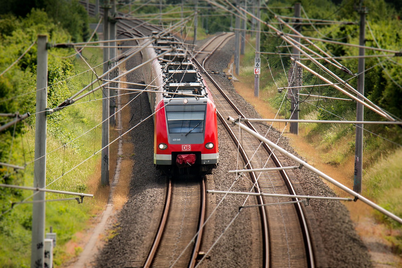 MÁV: több tízezer forinttal csökkenhet a családok havi bérletköltsége