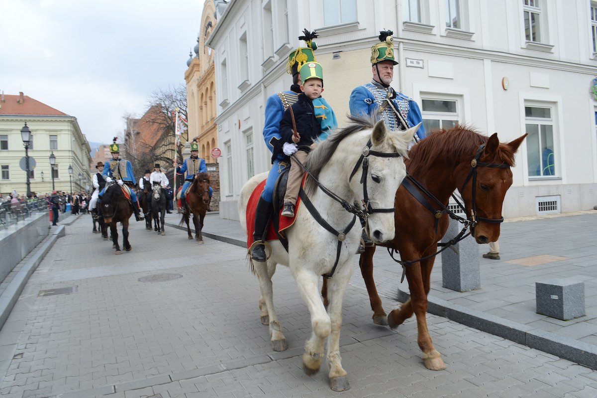 Felvonulás és koncertek Pécsen