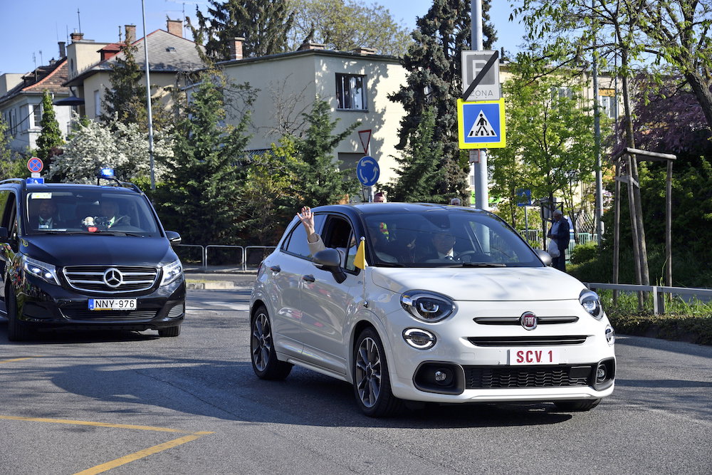 A pápa a Fiat 500-al is üzent