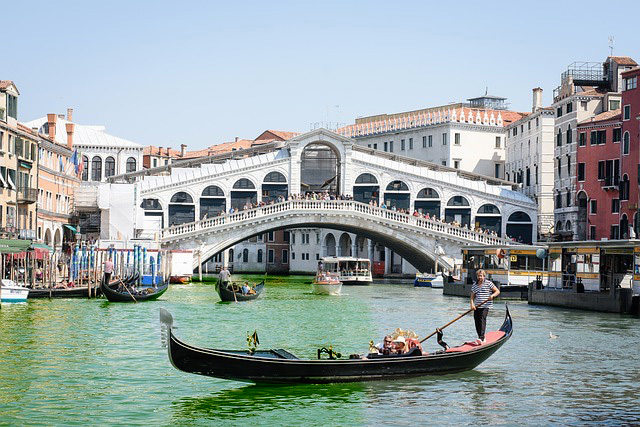 A velencei Canal Grande rejtélyes zöld foltja