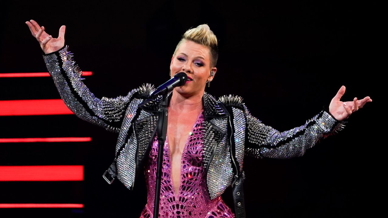 Pink nem darálja a könyveket, hanem osztogatja