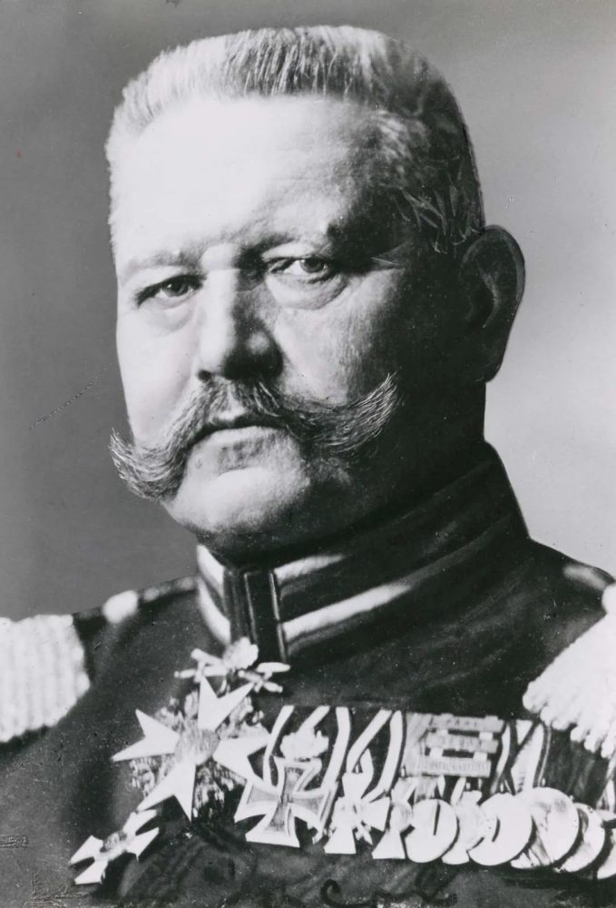 Hindenburg – fémpénzen, bélyegen