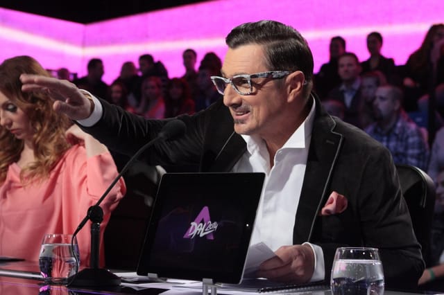 Csiszár Jenő kutyálkodik