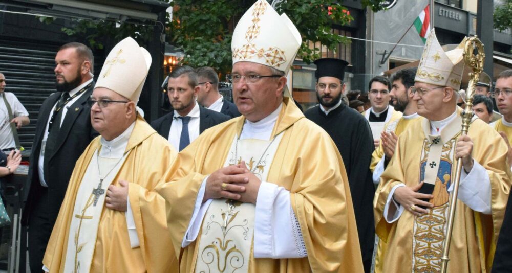 A püspöki kar a kormány mellett kampányol