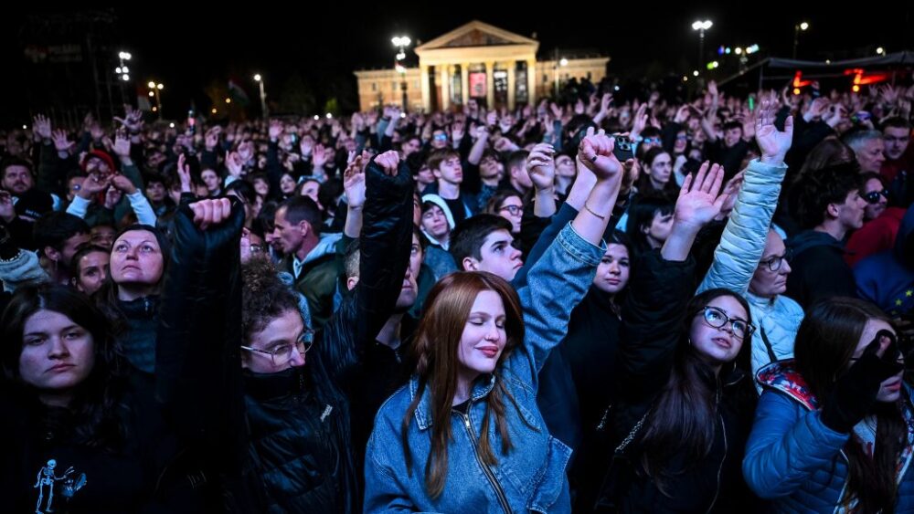 Miért kergeti el a fiatalok a kormányt?